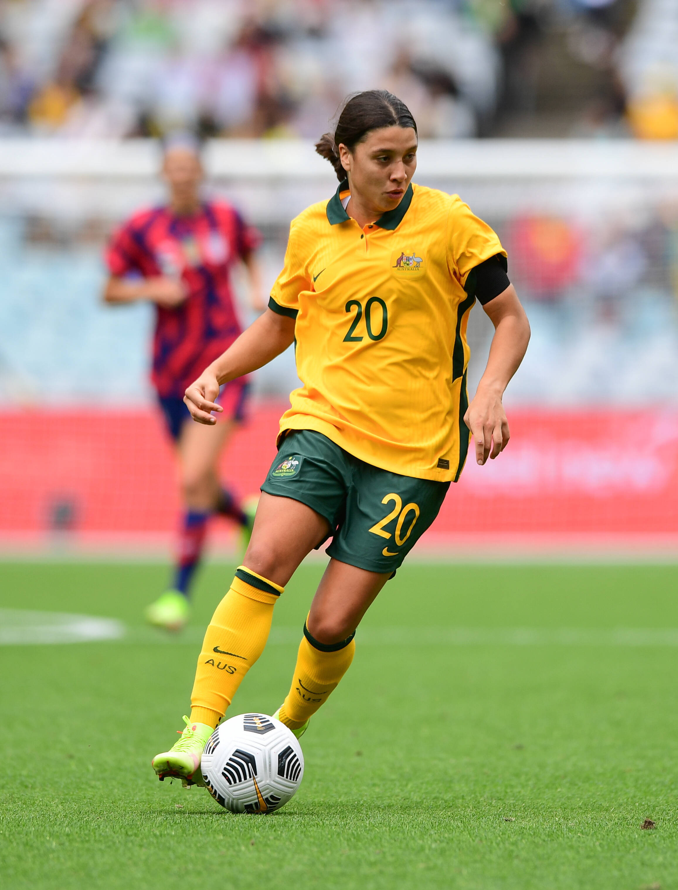 女足球员在赛场上彰显技艺和实力