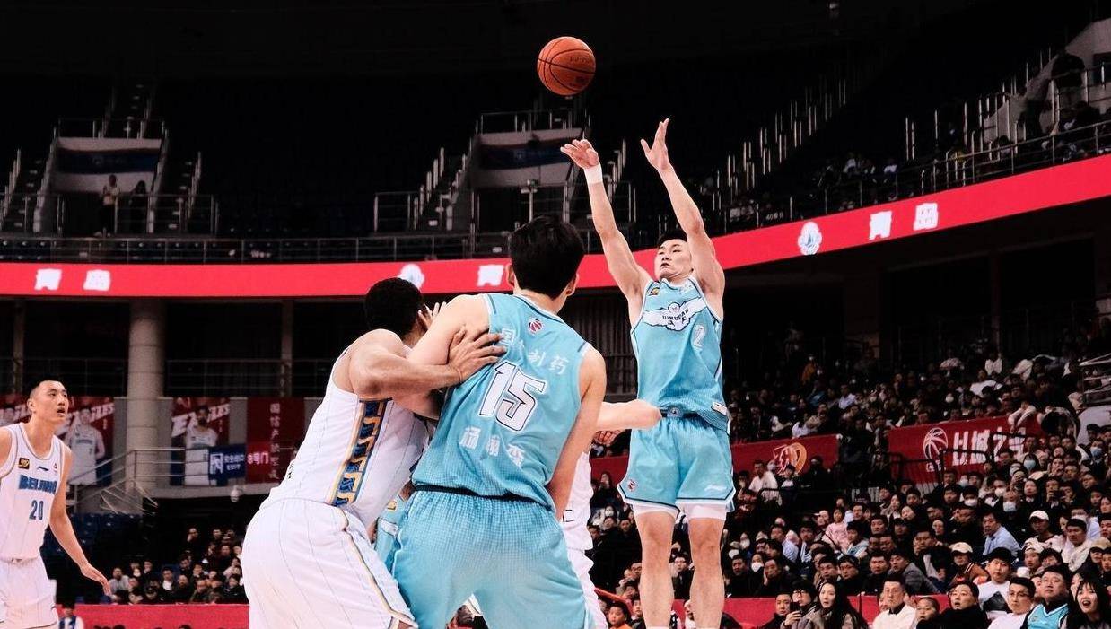 场上球员斗志昂扬，全力争夺比赛胜利