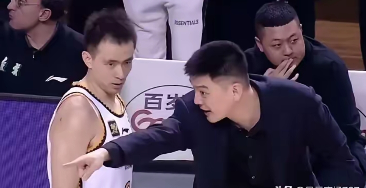 压力测试:球队战术布阵受到关注和质疑的简单介绍