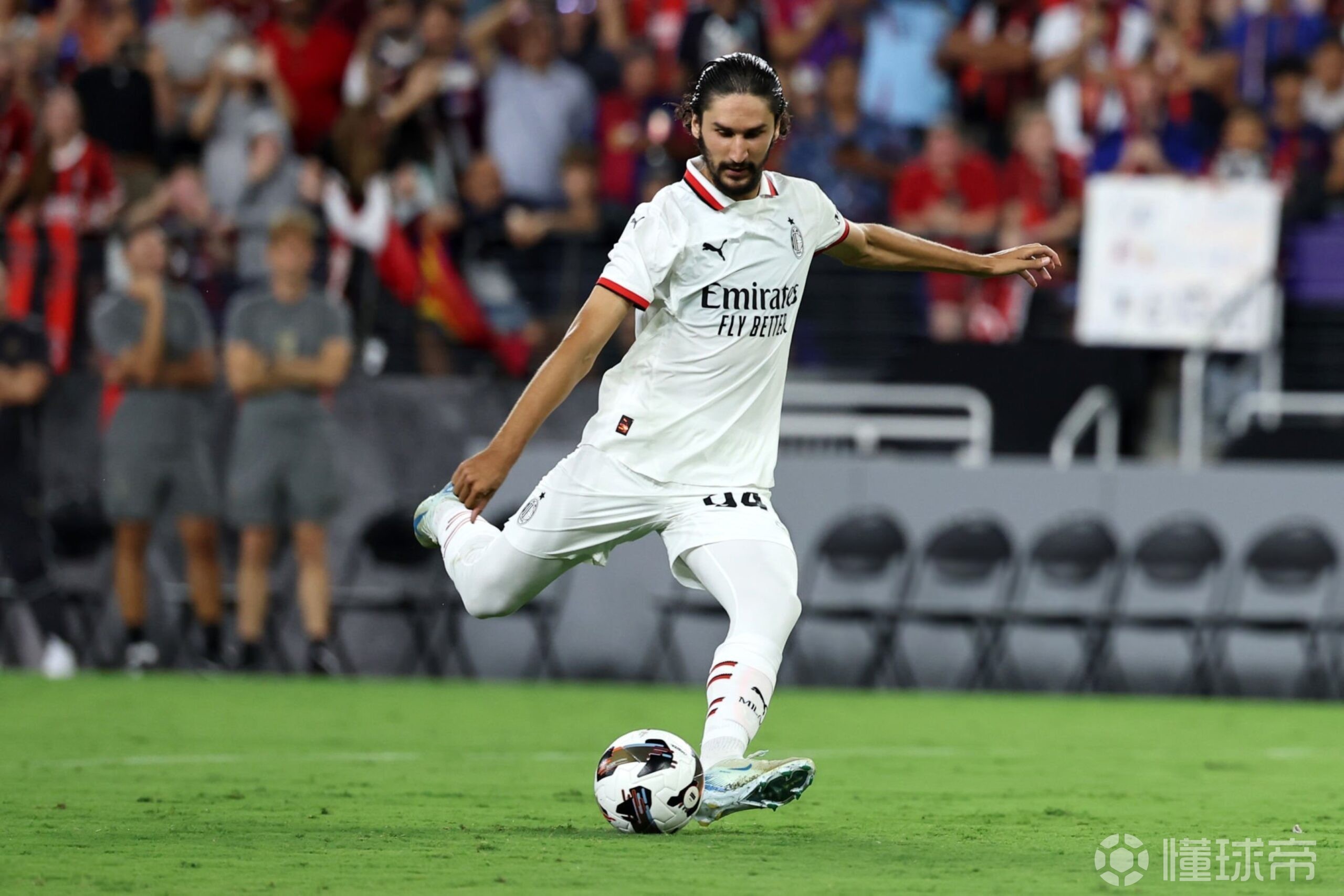 关于AC米兰核心中场在比赛中贡献进攻和防守两端的信息