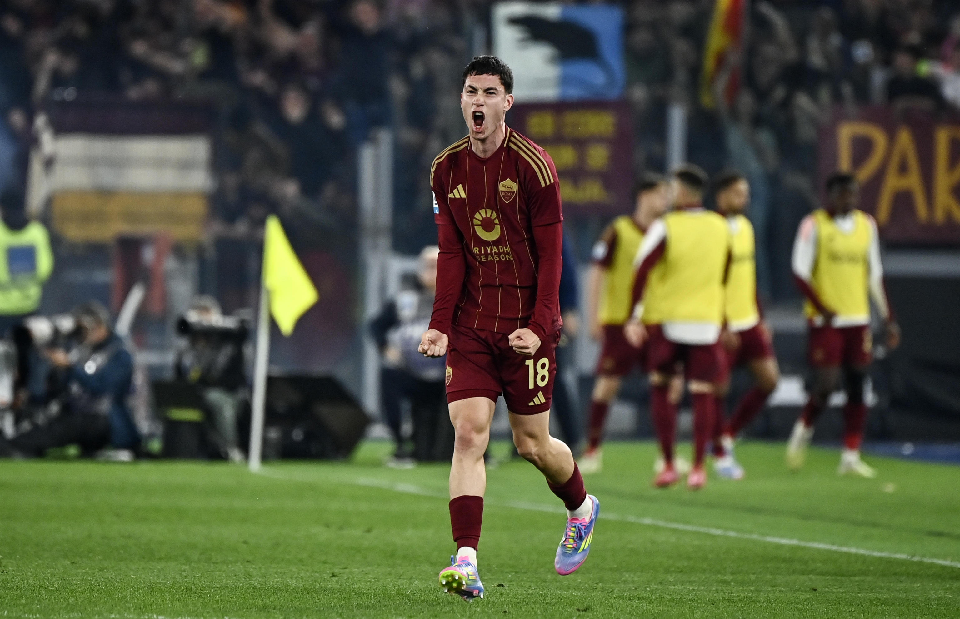 包含罗马城德比:拉齐奥胜利,向积分榜前四发起冲击的词条 包含罗马城德比:拉齐奥胜利,向积分榜前四发起冲击的词条