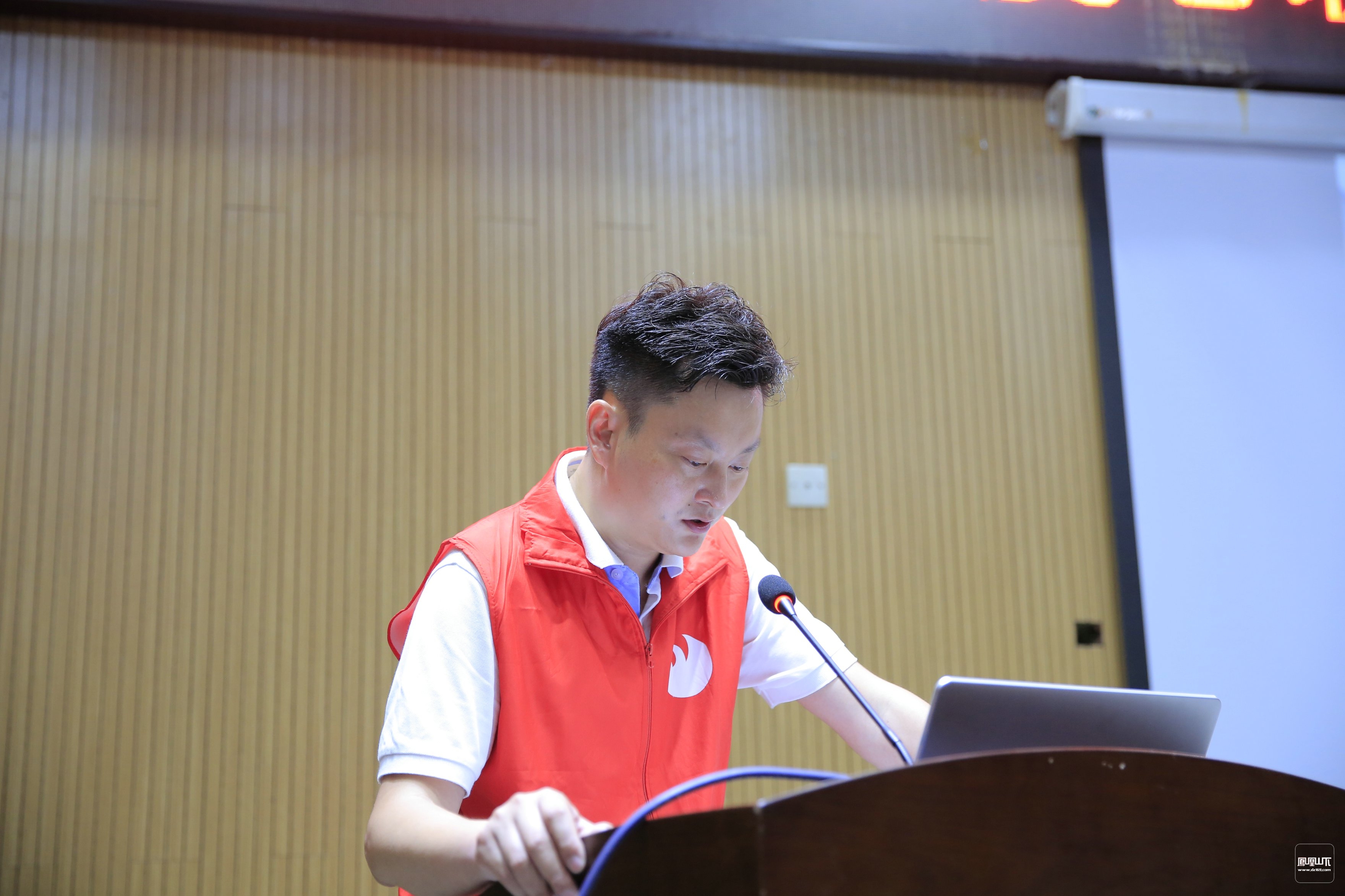 都灵球员举行慈善活动展现社会责任